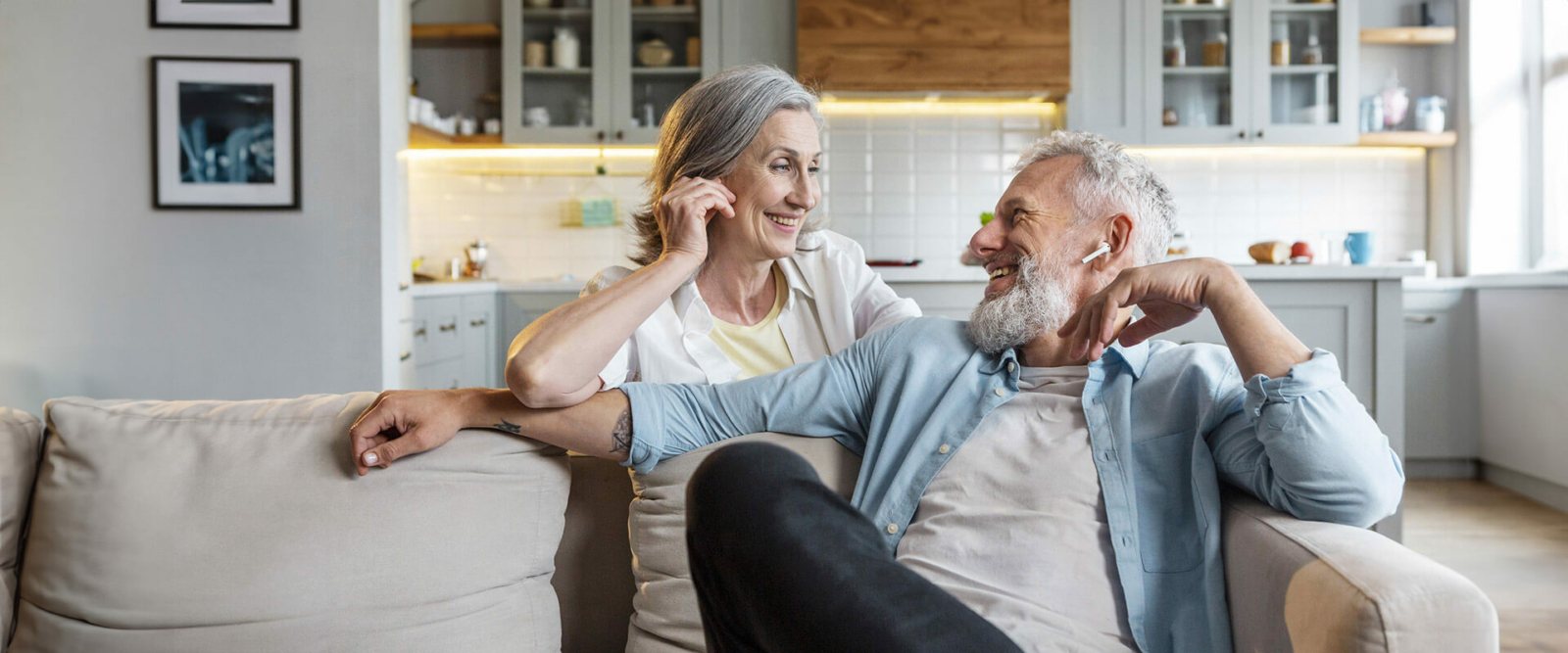 Femme Et Homme Qui Se Regardent Dans Le Divan